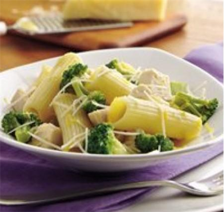 سالاد ریگاتونی با کلم بروکلی