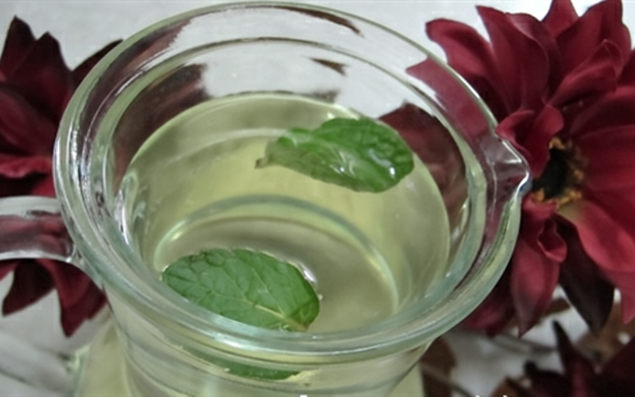 شربت بادرنجبویه و بیدمشک