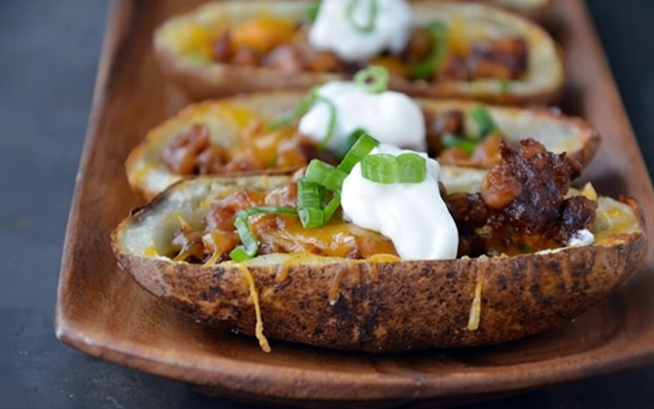 سیب زمینی تنوری شکم پر با سوسیس و پنیر